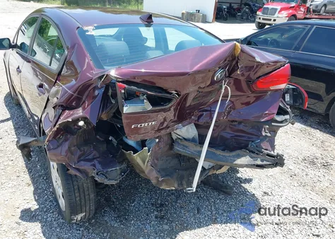 2018 Kia Forte Lx z USA, uszkodzony, nr VIN 3KPFL4A76JE248671